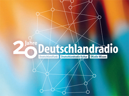Zu sehen ist die Titelseite der Deutschlandradio-Jubiläumsbroschüre mit dem weißen Schriftzug 20 Jahre Deutschlandradio auf einem blau-orange-grünen Hintergrund.