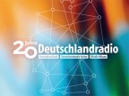 Zu sehen ist die Titelseite der Deutschlandradio-Jubiläumsbroschüre mit dem weißen Schriftzug 20 Jahre Deutschlandradio auf einem blau-orange-grünen Hintergrund.