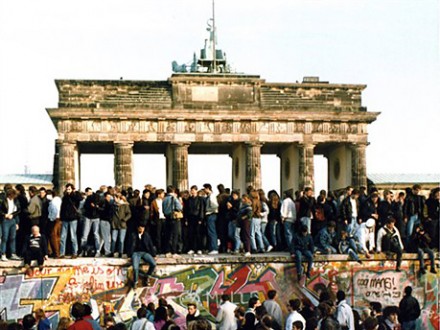 Am Tag nach der Öffnung am 9. November 1989 steigen Menschen auf die Berliner Mauer vor dem Brandenburger Tor in Berlin. (AP)