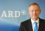 Zu sehen ist Lutz Marmor, ARD-Vorsitzender und Intendant des NDR, vor einem blauen Hintergrund mit dem weißen ARD-Logo. (Lutz Marmor, ARD-Vorsitzender und Intendant des NDR)
