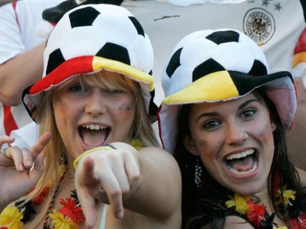 Zwei weibliche Fans feiern den deutschen Sieg im Viertelfinale der FIFA WM 2006 über Argentinien. (AP)