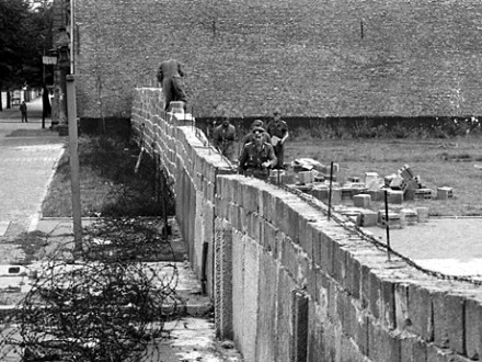Volkspolizisten und Arbeiter der DDR beim Errichten der Berliner Mauer im Norden Berlins an der Grenze zum Westberliner Bezirk Reinickendorf. (picture alliance / dpa)