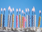 Kerzen auf einer Geburtstagstorte (picture alliance / dpa / Jansa Rene)