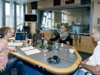 Margarethe Wohlan (links) im Gespräch mit Astrid Kuhlmey (Zeitzeugin DS Kultur) und Ulf Dammann (Zeitzeuge RIAS) (Deutschlandradio - Bettina Straub)