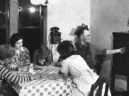 Eine Familie hört 1933 gemeinsam Radio (AP Archiv)