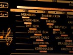 Ein altes Radio mit leuchtender Senderskala (dpa / picture alliance / Maximilian Schönherr)